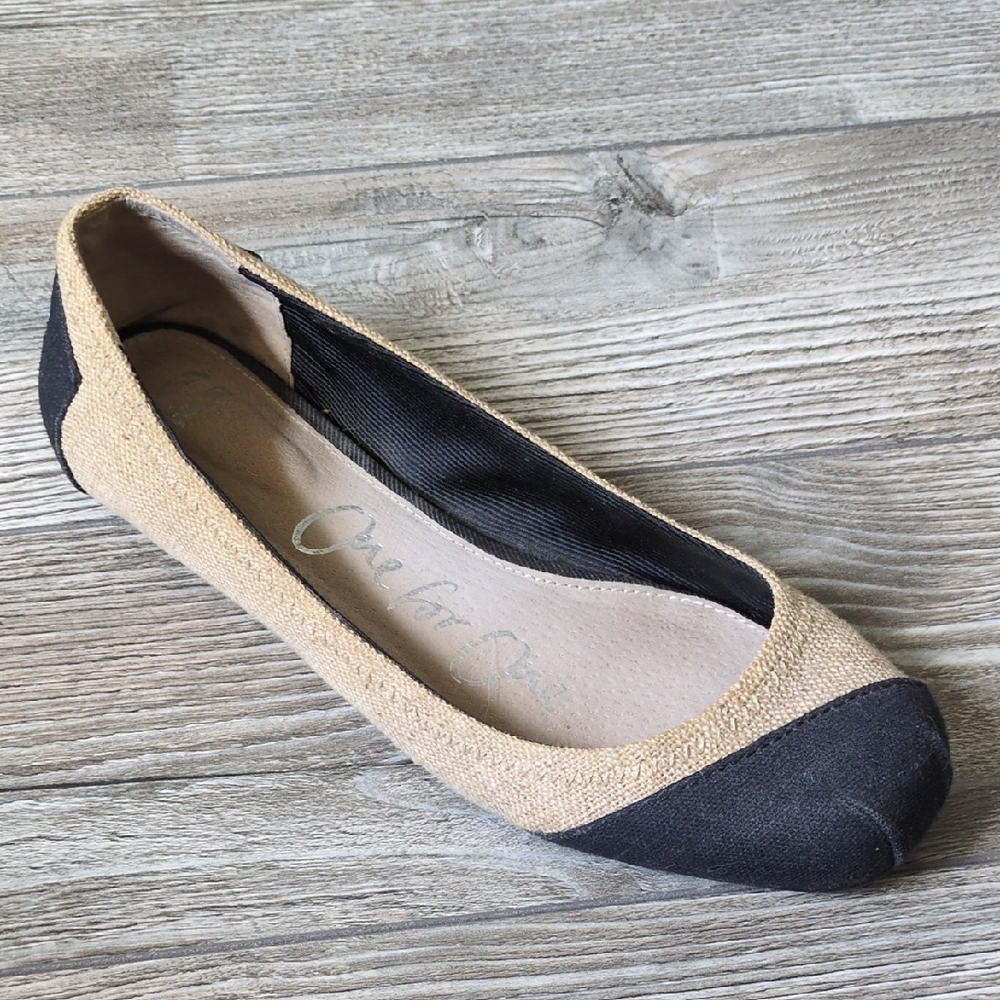TOMS Beige and Black Women's Canvas Ballet Flat Size 6